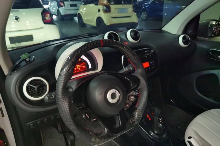 Used smart fortwo 2015 1.0L 52 kW hardtop Dynamic version Center Console