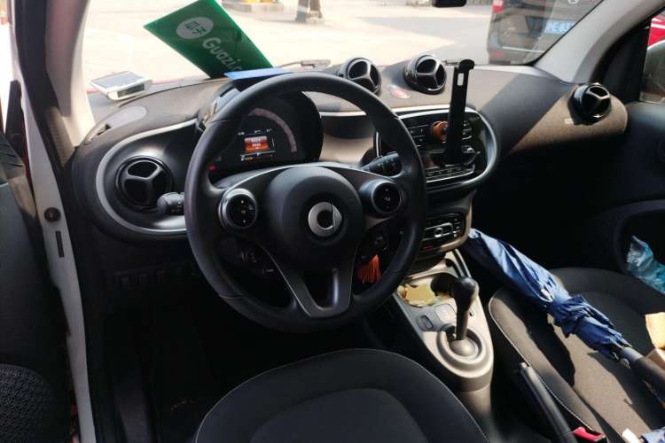 Used smart fortwo 2015 1.0L 52 kW Hardtop Passion Edition Center Console