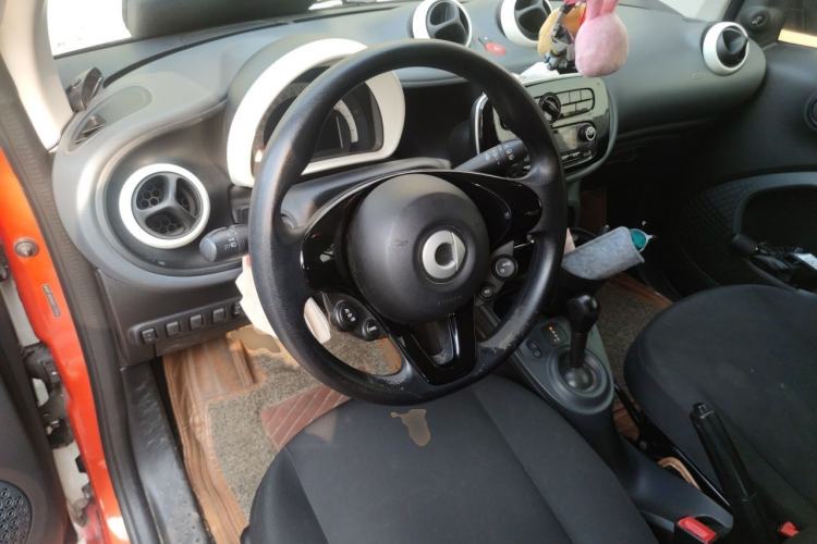 Used smart fortwo 2015 1.0L 52 kW hardtop Dynamic version Center Console