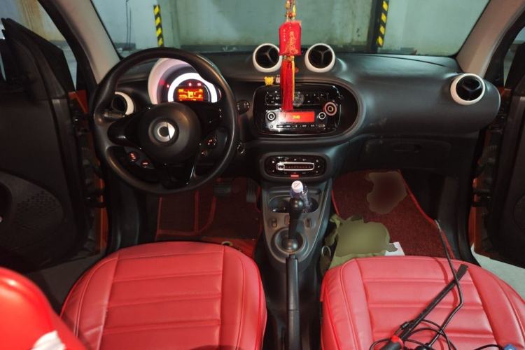Used smart fortwo 2015 1.0L 52 kW hardtop Dynamic version Center Console