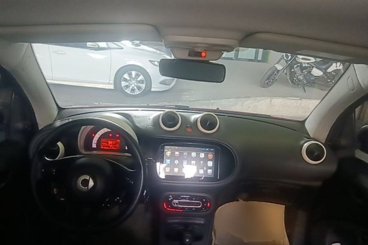 Used smart fortwo 2015 1.0L 52 kW hardtop Dynamic version Center Console