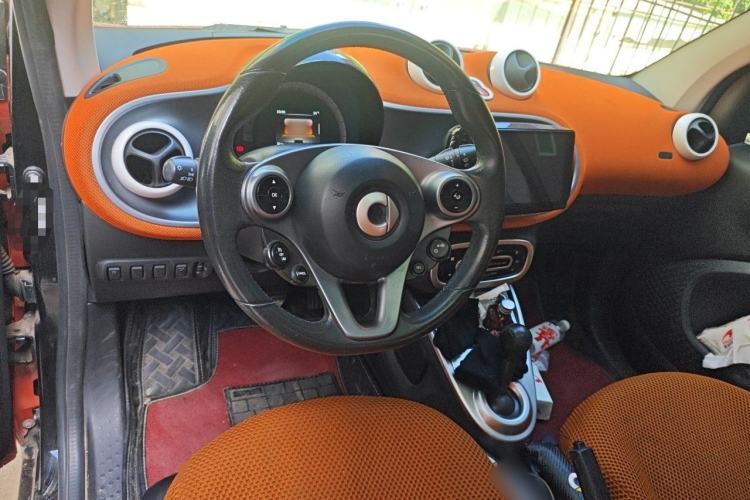 Used smart fortwo 2015 1.0L 52 kW Hardtop Passion Edition Center Console