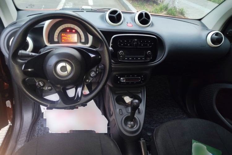 Used smart fortwo 2015 1.0L 52 kW hardtop Dynamic version Center Console