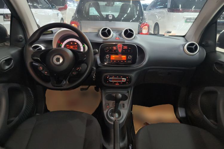 Used smart fortwo 2015 1.0L 52 kW hardtop Dynamic version Center Console