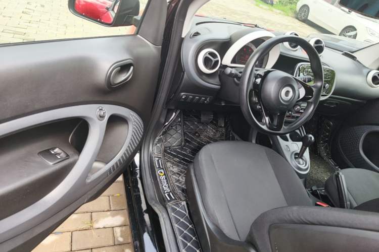 Used smart fortwo 2015 1.0L 52 kW hardtop Dynamic version Driver Seat