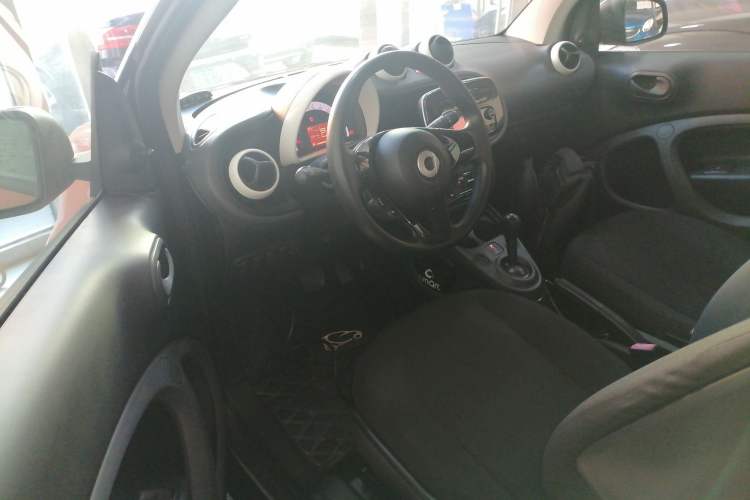 Used smart fortwo 2015 1.0L 52 kW hardtop Dynamic version Driver Seat