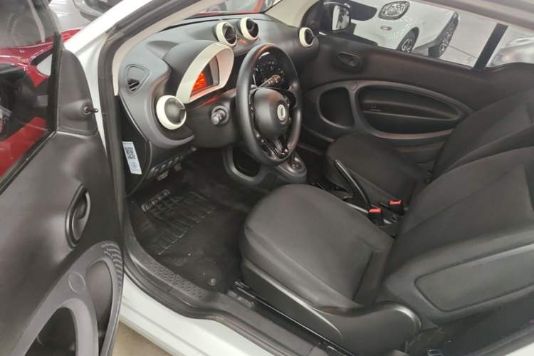 Used smart fortwo 2015 1.0L 52 kW hardtop Dynamic version Driver Seat
