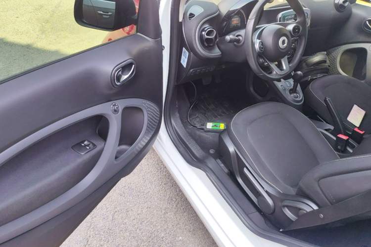 Used smart fortwo 2015 1.0L 52 kW Hardtop Passion Edition Driver Seat