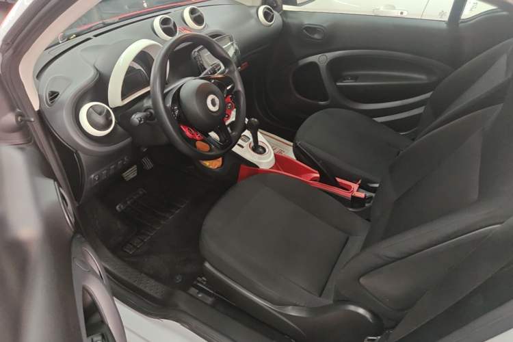 Used smart fortwo 2015 1.0L 52 kW hardtop Dynamic version Driver Seat