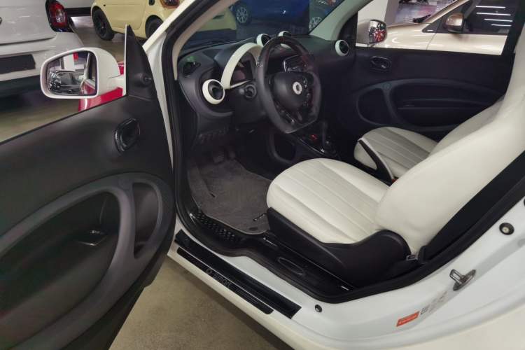 Used smart fortwo 2015 1.0L 52 kW hardtop Dynamic version Driver Seat