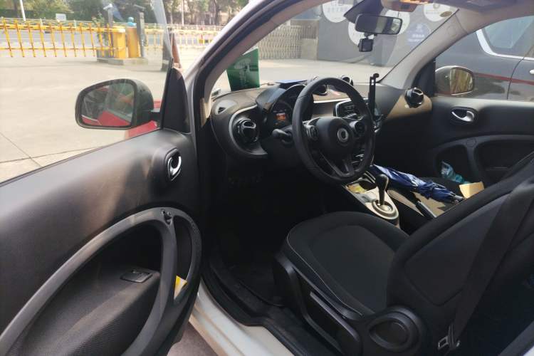 Used smart fortwo 2015 1.0L 52 kW Hardtop Passion Edition Driver Seat