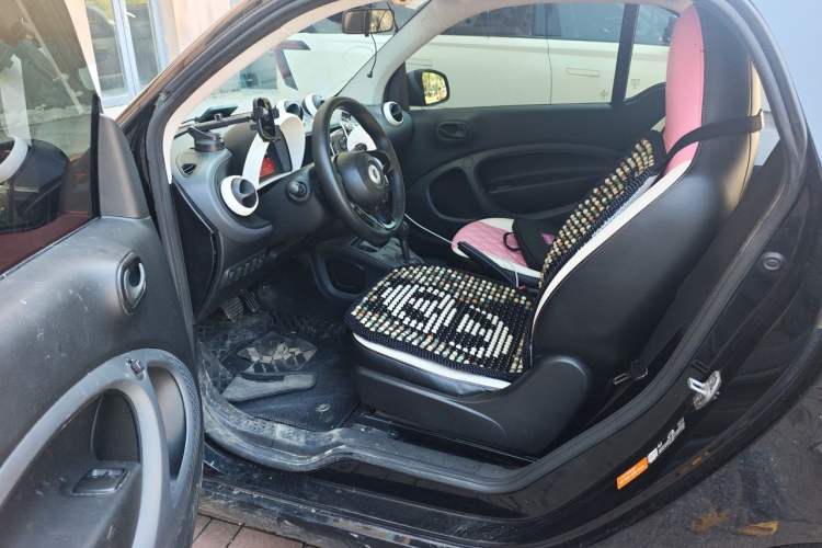 Used smart fortwo 2015 1.0L 52 kW hardtop Dynamic version Driver Seat