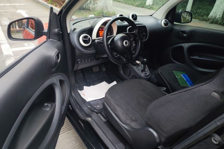 Used smart fortwo 2015 1.0L 52 kW hardtop Dynamic version Driver Seat
