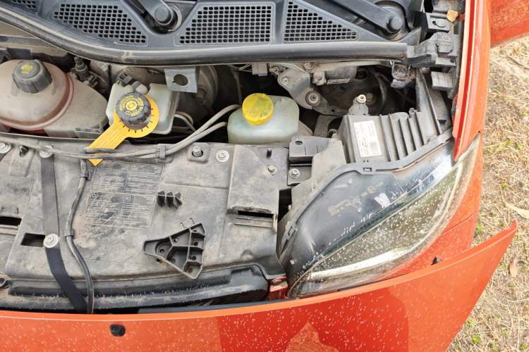 Used smart fortwo 2015 1.0L 52 kW hardtop Dynamic version Engine Bay Left