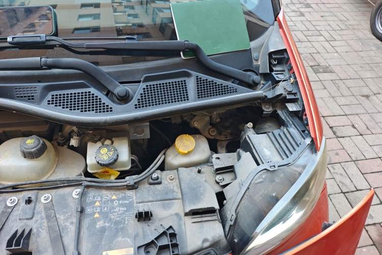 Used smart fortwo 2015 1.0L 52 kW hardtop Dynamic version Engine Bay Left
