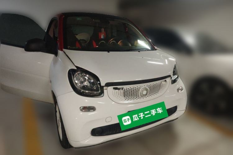 Used smart fortwo 2015 1.0L 52 kW hardtop Dynamic version Front Right 45 Deg