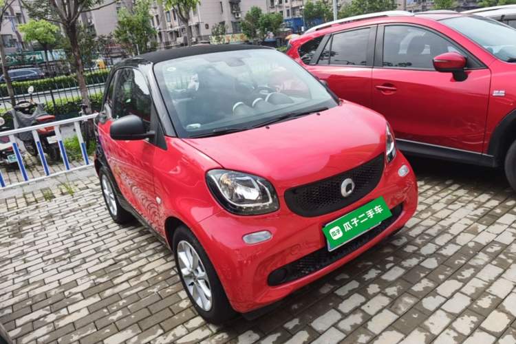 Used smart fortwo 2015 1.0L 52 kW hardtop Dynamic version Front Right 45 Deg