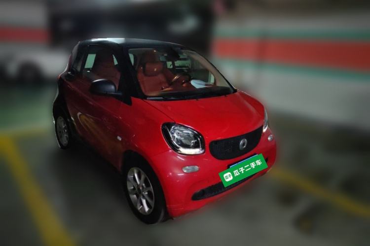 Used smart fortwo 2015 1.0L 52 kW hardtop Dynamic version Front Right 45 Deg