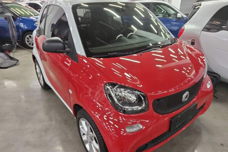 Used smart fortwo 2015 1.0L 52 kW hardtop Dynamic version Front Right 45 Deg