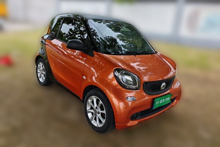 Used smart fortwo 2015 1.0L 52 kW hardtop Dynamic version Front Right 45 Deg