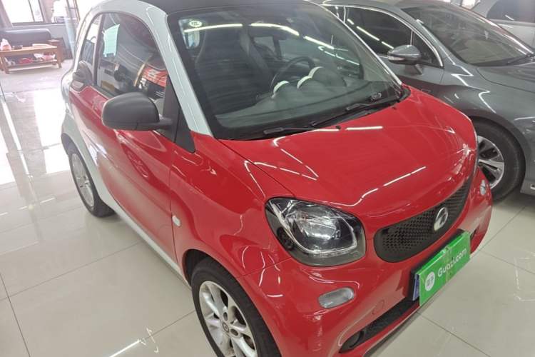 Used smart fortwo 2015 1.0L 52 kW hardtop Dynamic version Front Right 45 Deg