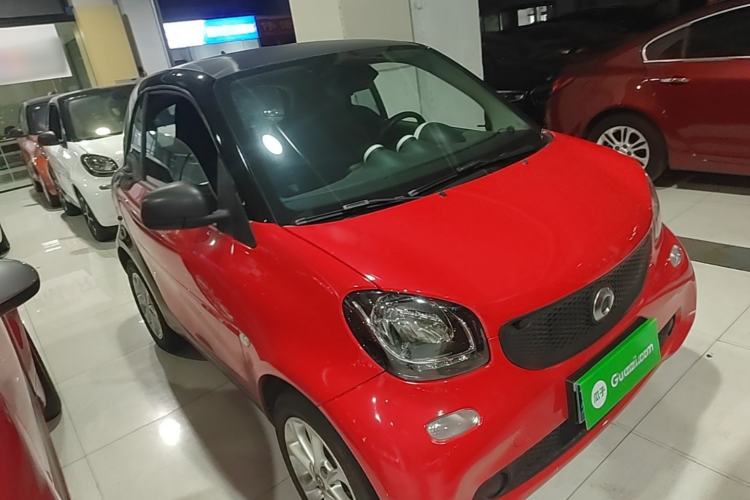 Used smart fortwo 2015 1.0L 52 kW hardtop Dynamic version Front Right 45 Deg