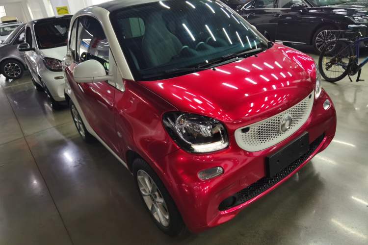 Used smart fortwo 2015 1.0L 52 kW hardtop Dynamic version Front Right 45 Deg