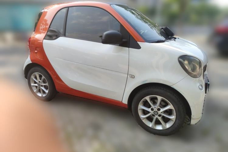 Used smart fortwo 2015 1.0L 52 kW hardtop Dynamic version Front Right 45 Deg