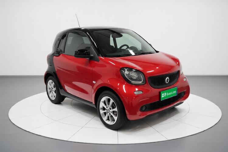 Used smart fortwo 2015 1.0L 52 kW hardtop Dynamic version Front Right 45 Deg