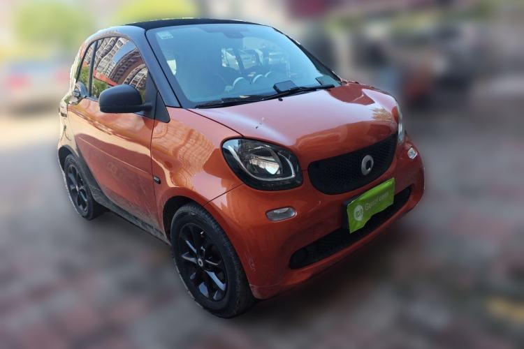 Used smart fortwo 2015 1.0L 52 kW hardtop Dynamic version Front Right 45 Deg
