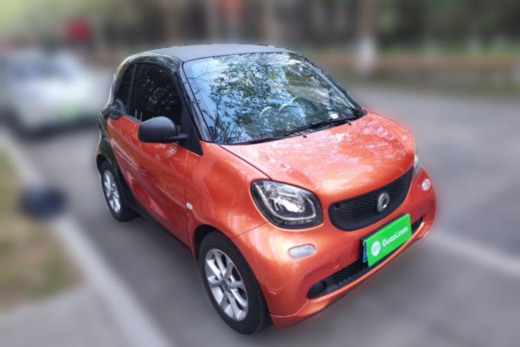 Used smart fortwo 2015 1.0L 52 kW hardtop Dynamic version Front Right 45 Deg