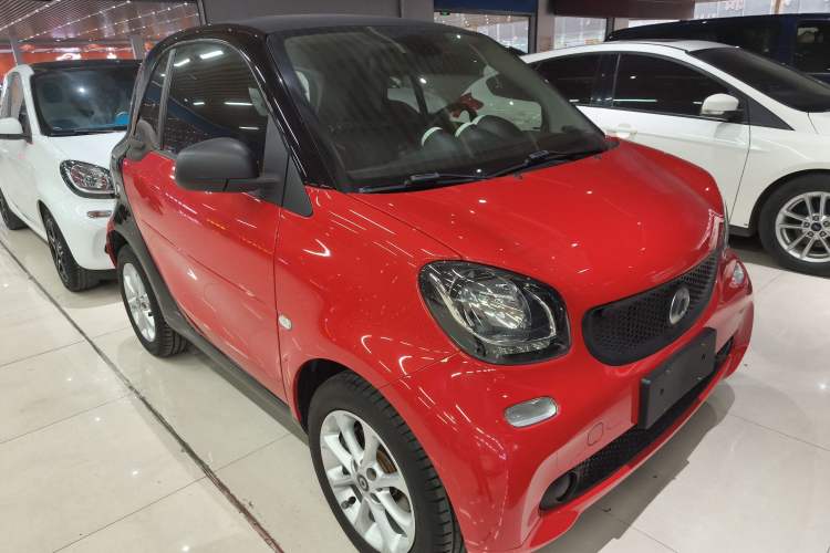 Used smart fortwo 2015 1.0L 52 kW hardtop Dynamic version Front Right 45 Deg