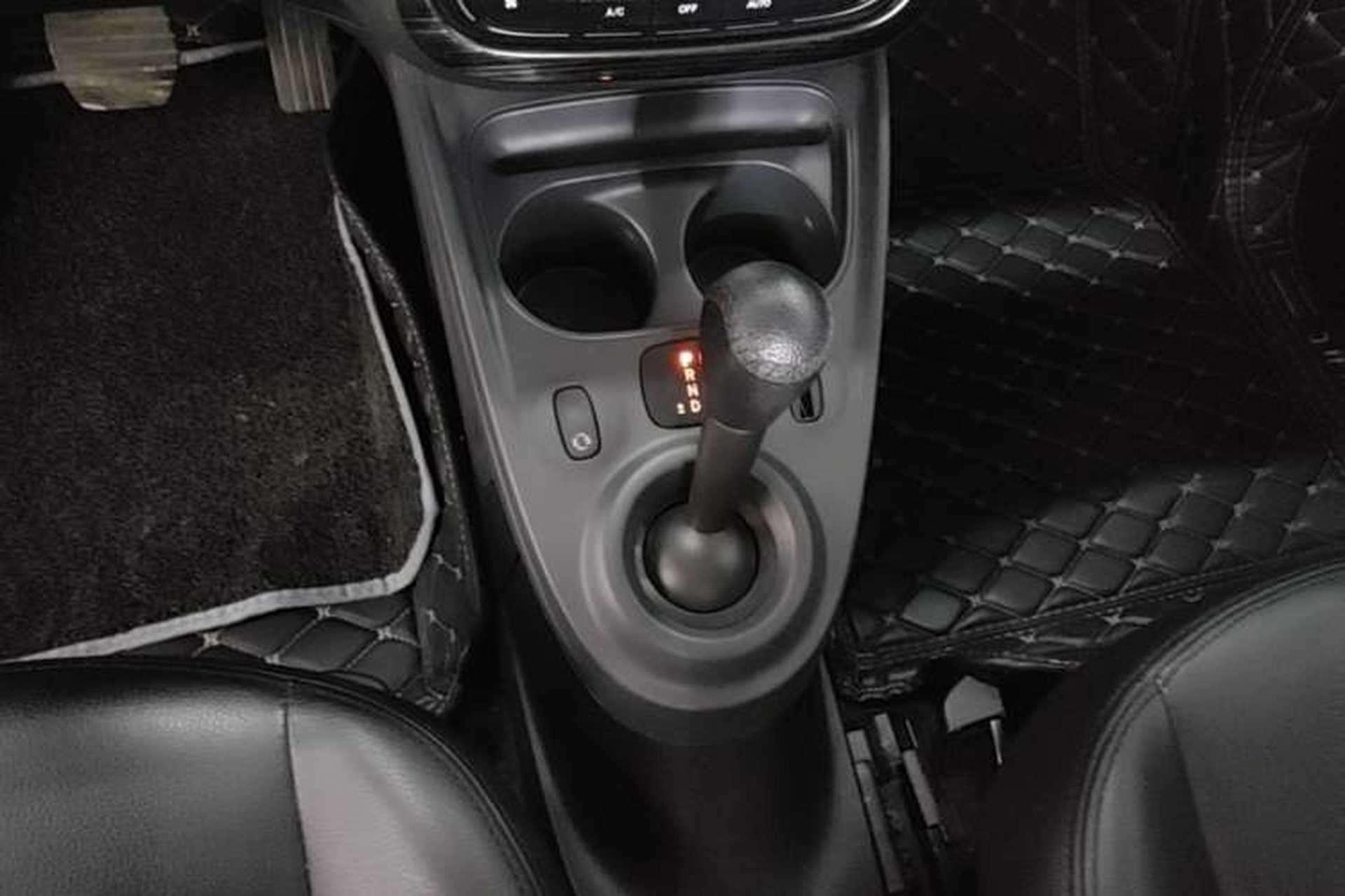 Used smart fortwo 2015 1.0L 52 kW hardtop Dynamic version Gear Lever