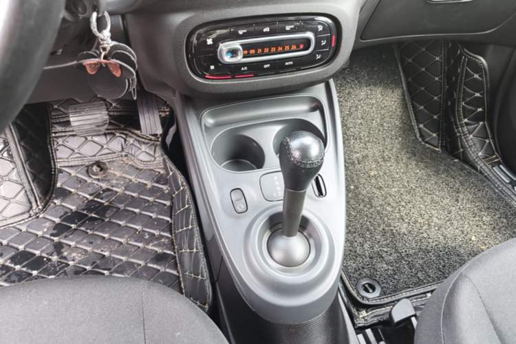 Used smart fortwo 2015 1.0L 52 kW hardtop Dynamic version Gear Lever