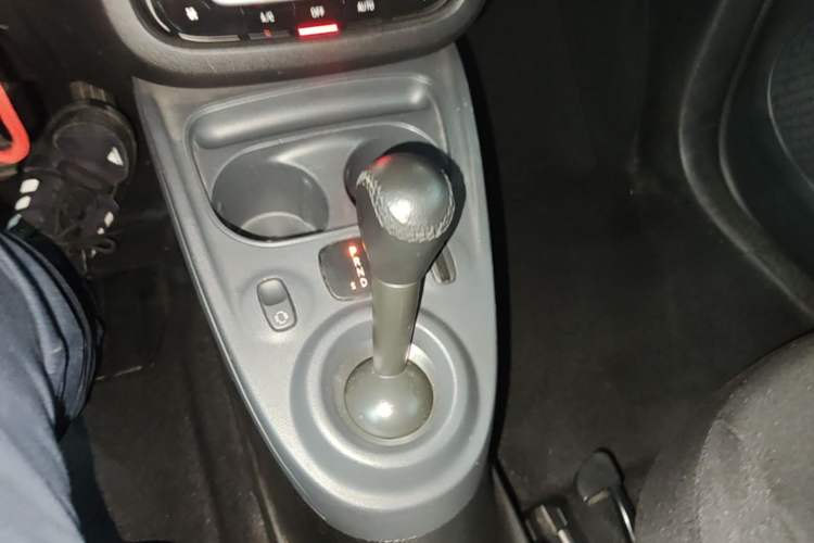 Used smart fortwo 2015 1.0L 52 kW hardtop Dynamic version Gear Lever