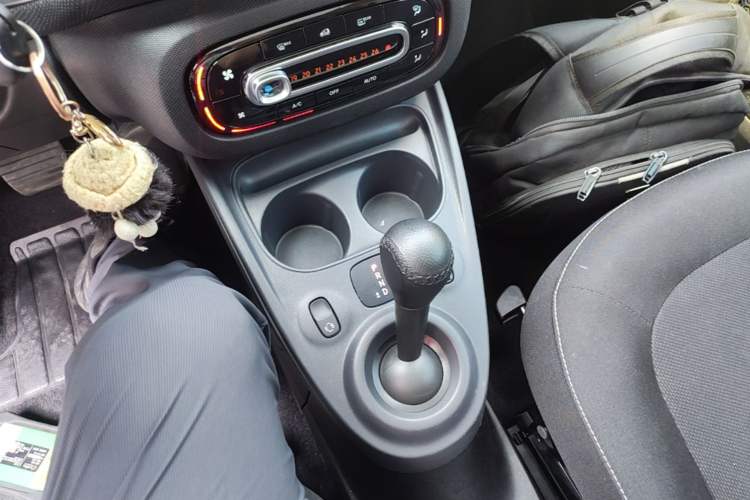 Used smart fortwo 2015 1.0L 52 kW Hardtop Passion Edition Gear Lever