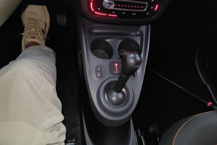 Used smart fortwo 2015 1.0L 52 kW Hardtop Passion Edition Gear Lever