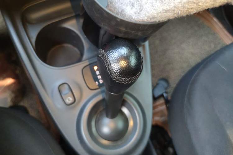 Used smart fortwo 2015 1.0L 52 kW hardtop Dynamic version Gear Lever