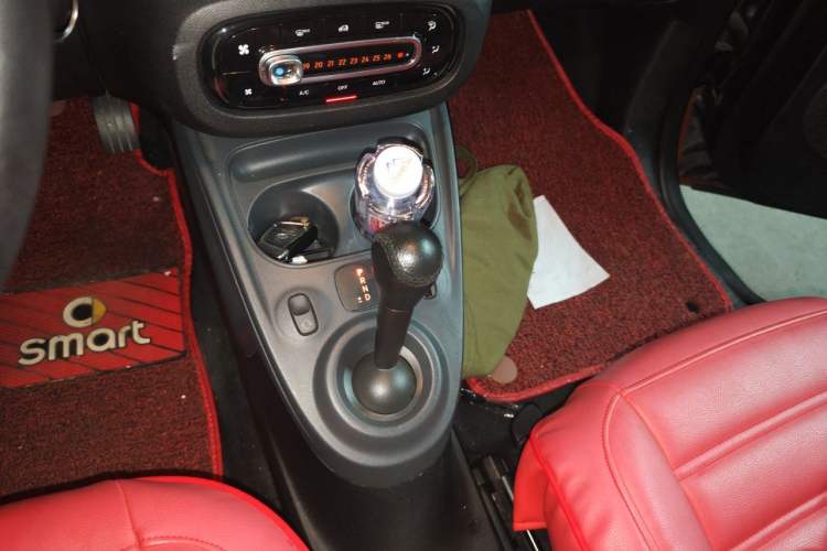 Used smart fortwo 2015 1.0L 52 kW hardtop Dynamic version Gear Lever