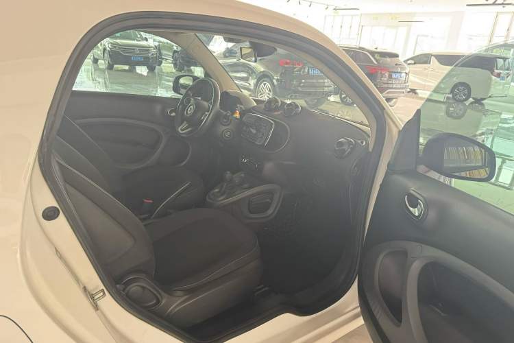 Used smart fortwo 2015 1.0L 52 kW Hardtop Passion Edition Interior 1