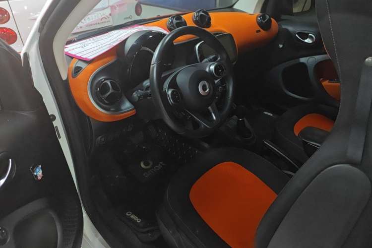 Used smart fortwo 2015 1.0L 52 kW Hardtop Passion Edition Interior 2