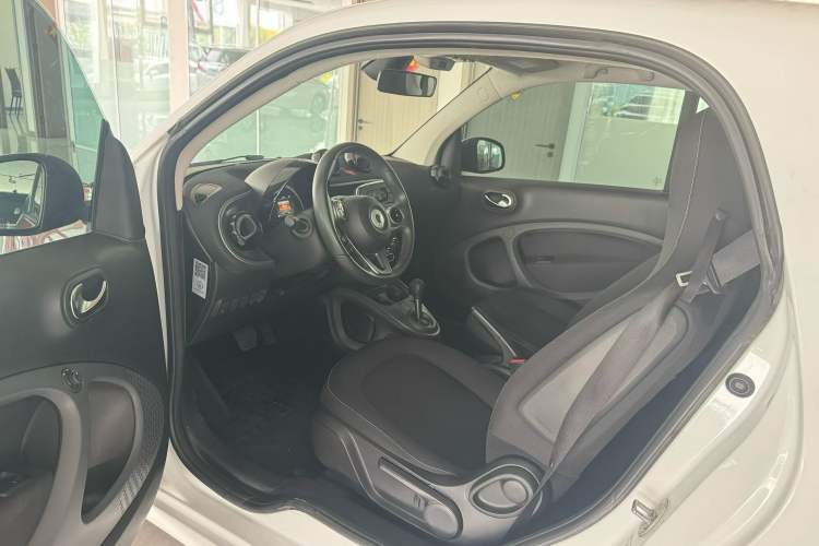 Used smart fortwo 2015 1.0L 52 kW Hardtop Passion Edition Interior 2