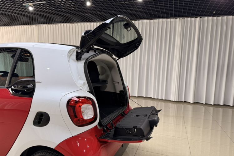 Used smart fortwo 2015 1.0L 52 kW Hardtop Passion Edition Interior 3