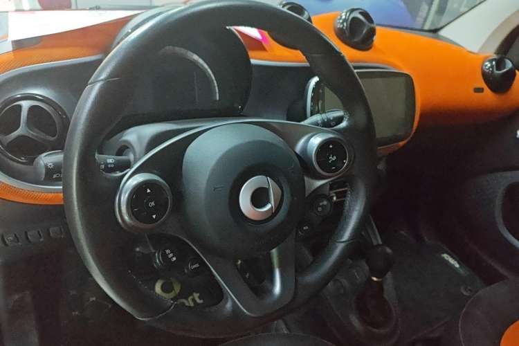 Used smart fortwo 2015 1.0L 52 kW Hardtop Passion Edition Interior 3