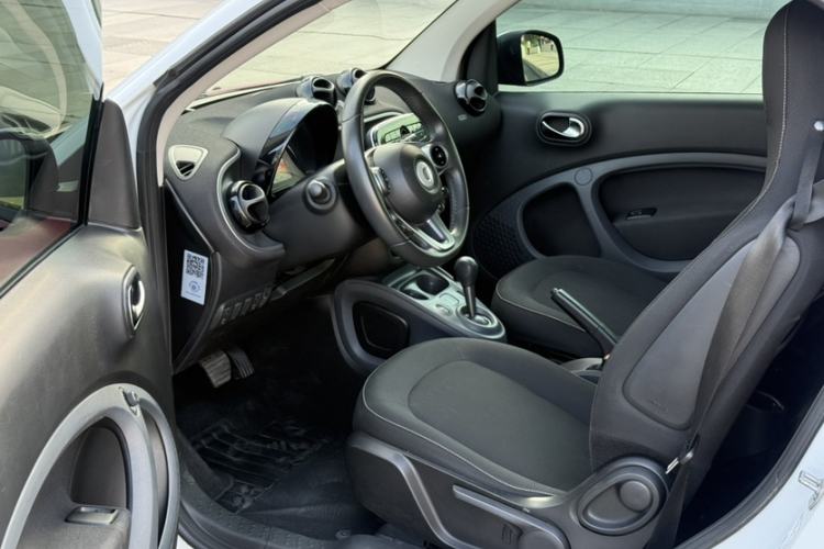 Used smart fortwo 2015 1.0L 52 kW Hardtop Passion Edition Interior 4