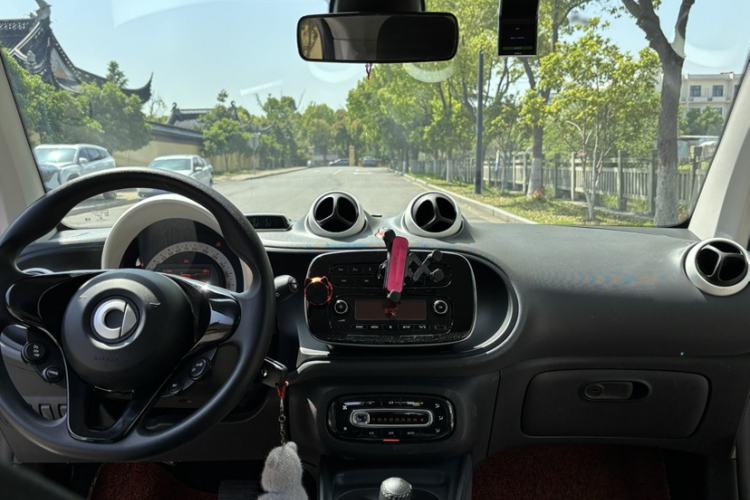 Used smart fortwo 2015 1.0L 52 kW hardtop Dynamic version Interior 4