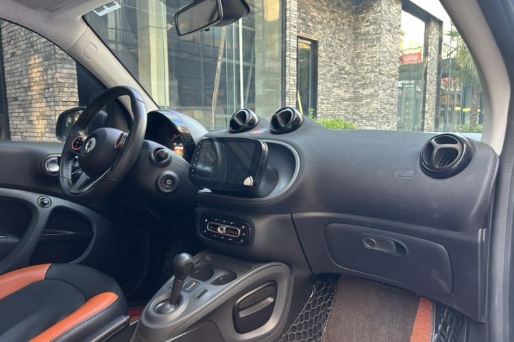 Used smart fortwo 2015 1.0L 52 kW Hardtop Passion Edition Interior 8