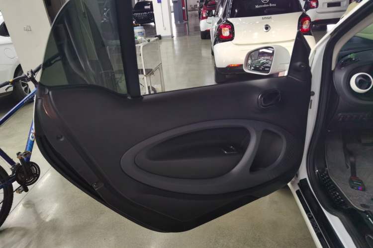 Used smart fortwo 2015 1.0L 52 kW hardtop Dynamic version Left Front Door Interior