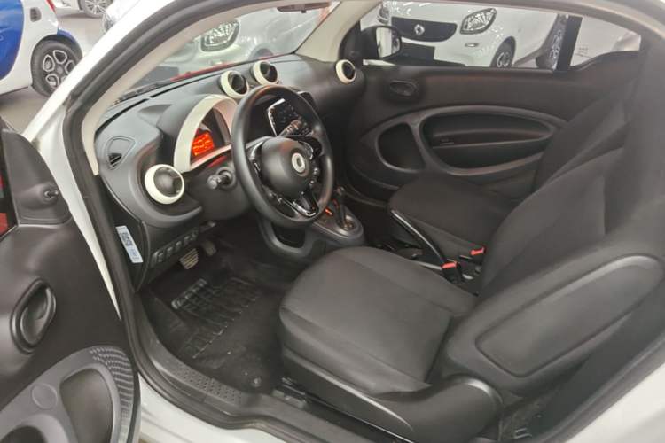 Used smart fortwo 2015 1.0L 52 kW hardtop Dynamic version Left Front Seat