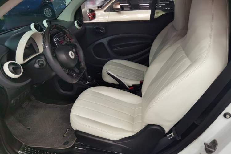 Used smart fortwo 2015 1.0L 52 kW hardtop Dynamic version Left Front Seat